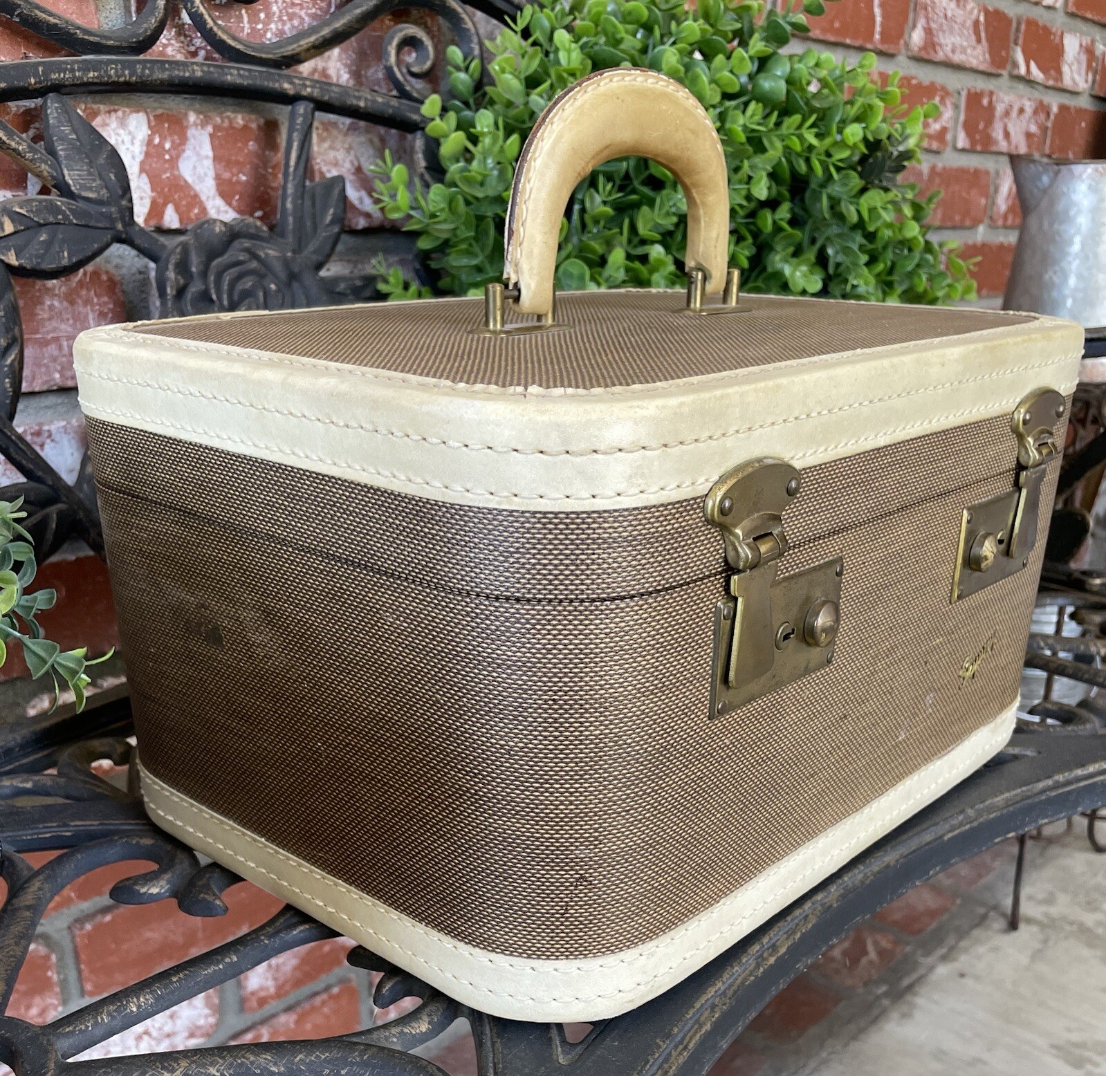 Vintage Skyway Train Case; Tweed/Beige Trim; Burgundy Satin/Tan Int; Mirror/Key