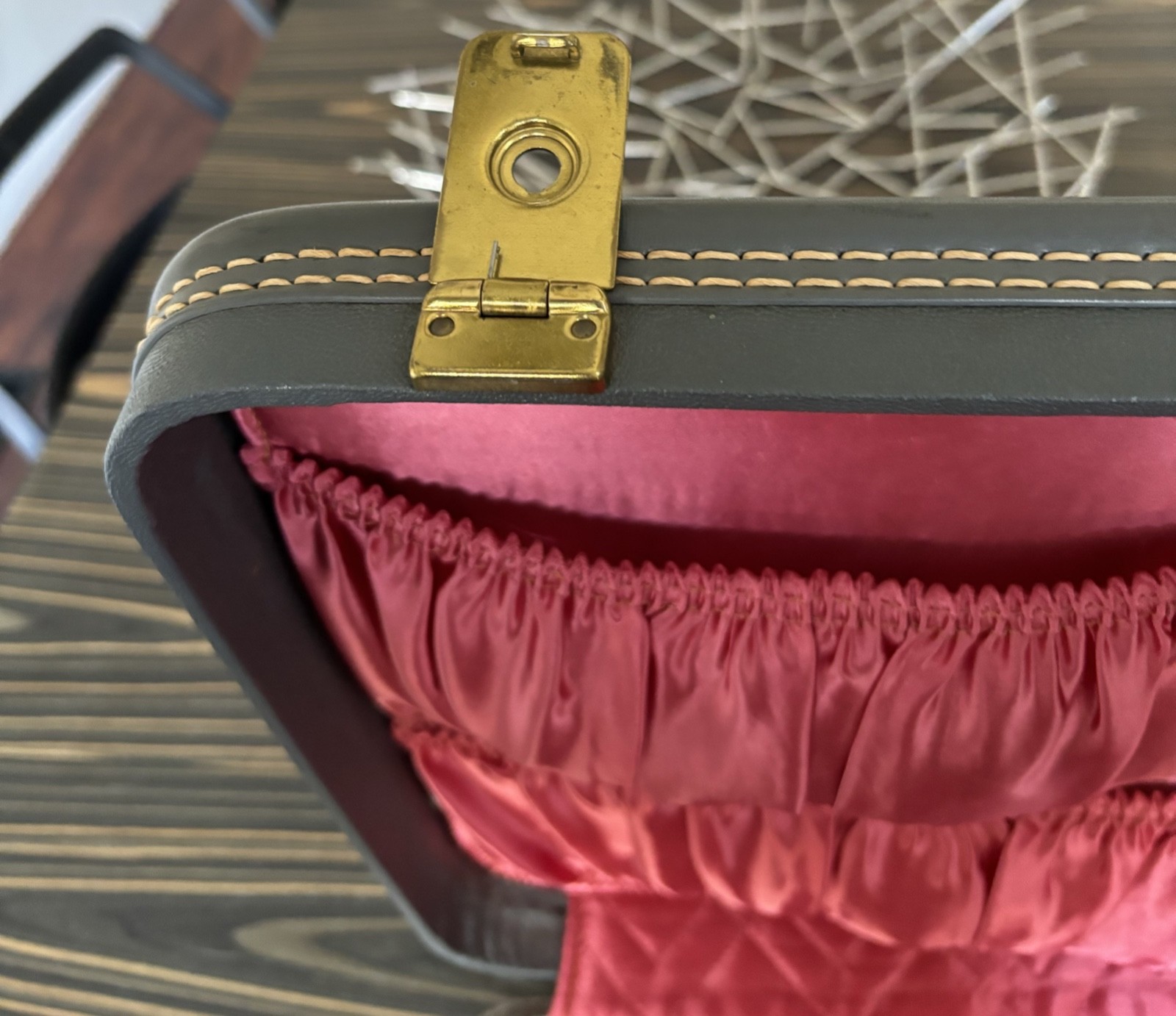 American Tourister Hi-Taper 1940s gray hard suitcase luggage 21 x 16 pink lining