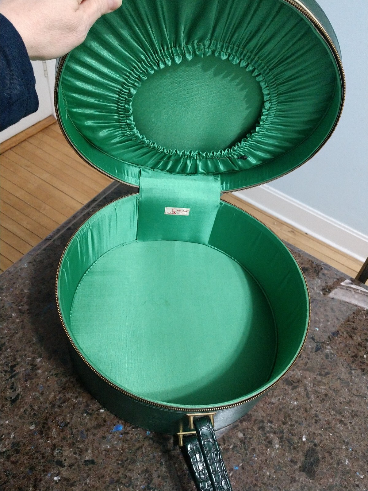 Vintage Green Tailored Light Luggage Round Hat Box Style Suitcase Zip USA