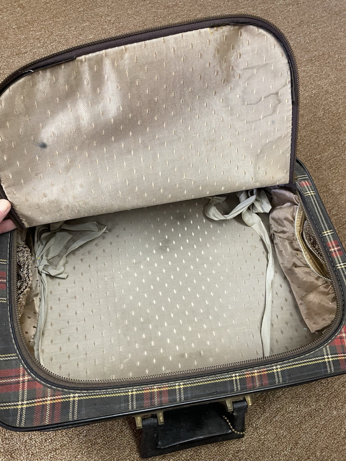 Vintage Leeds Air Cruiser Plaid Suitcase Red Black White Plaid