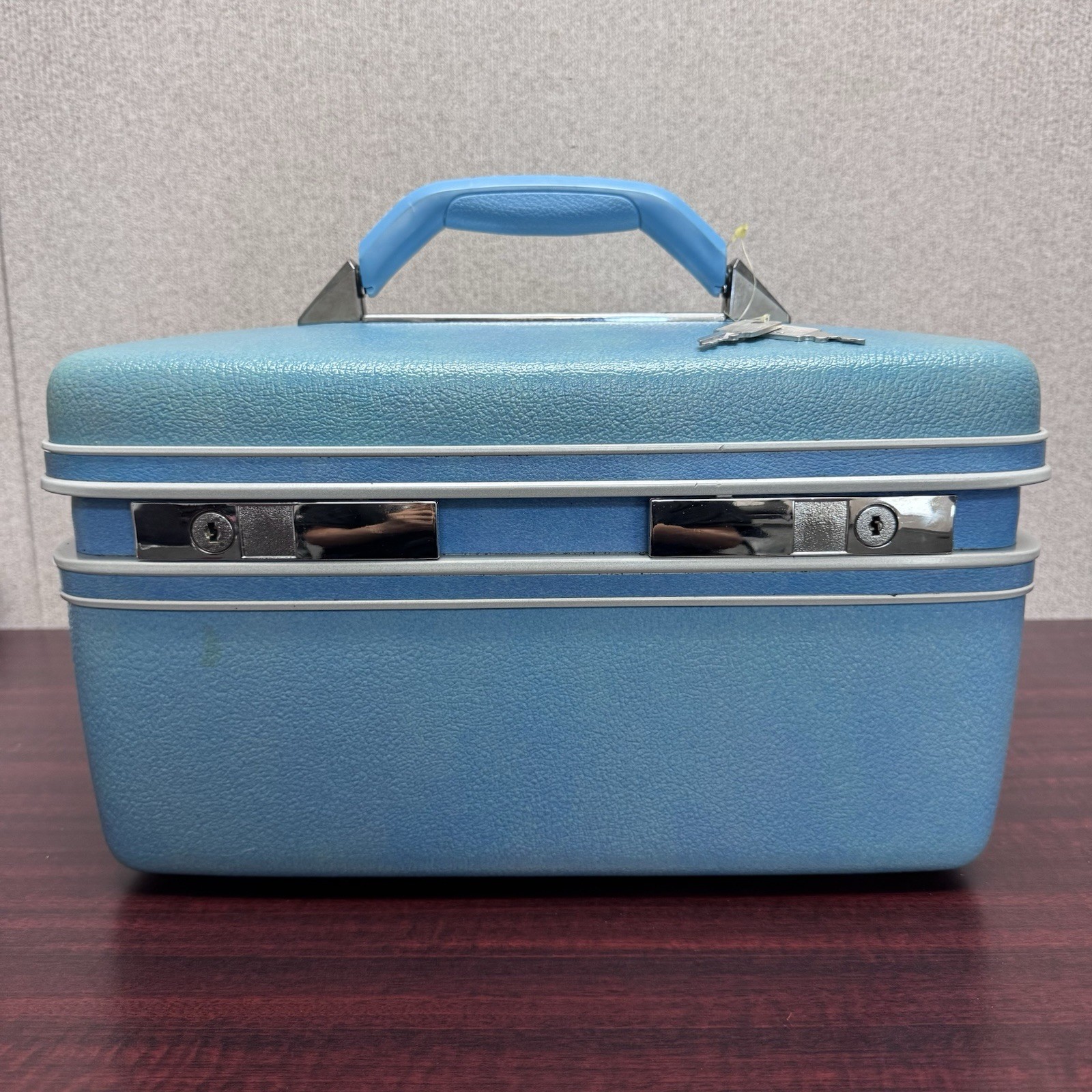 Vintage Sears Courier II Sky Blue Makeup Vanity Case with Keys, Tray, Manual