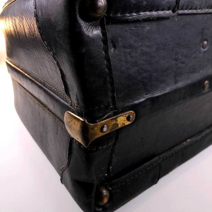 VINTAGE 1930s PILOTS SUITCASE WITH ORIGINAL DELTA AIR LINES 1930s LOGO