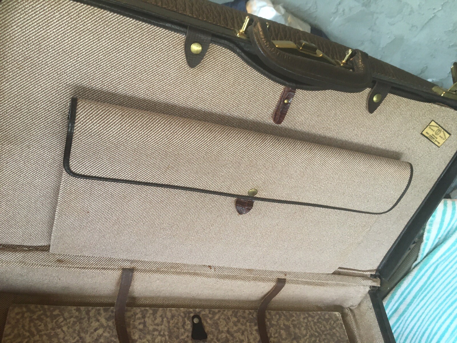 Vintage Early 1900’s Tanners Council Split Cowhide Large Leather Suitcase
