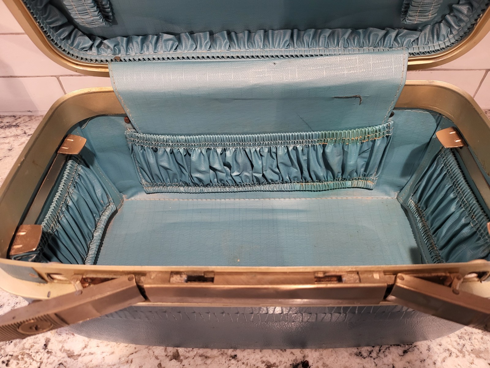 VINTAGE SAMSONITE Travel/Train Makeup Hard Case Turquoise circa early 1970’s