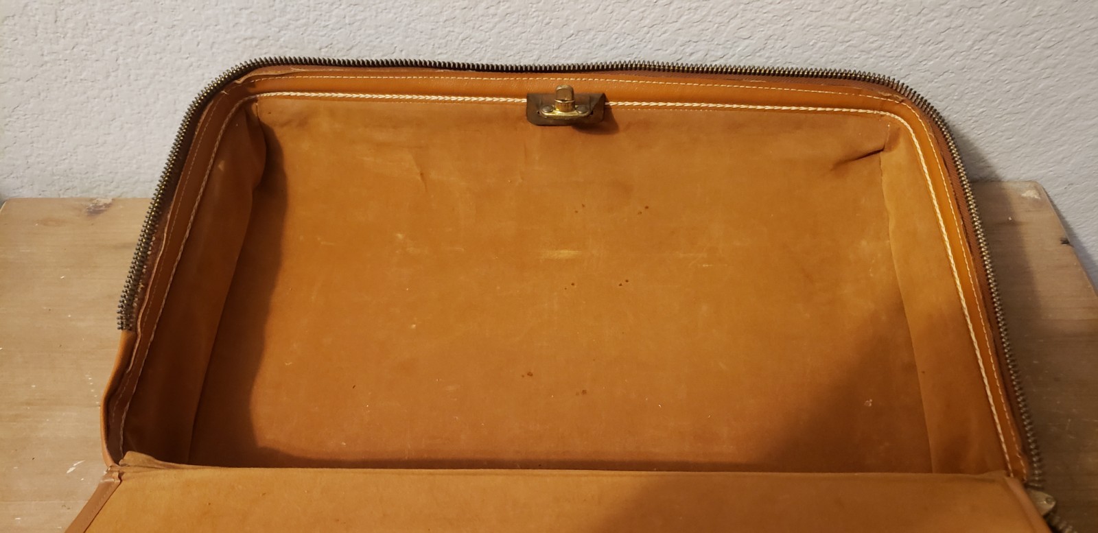 True Vintage ZippoGrip Hard Case Travel/Luggage Bag
