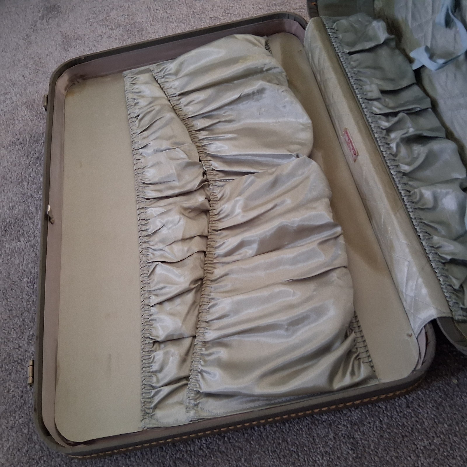 Vintage 1950s US Trunk CO Hardside Travel Suitcase Lined w Logo Accent