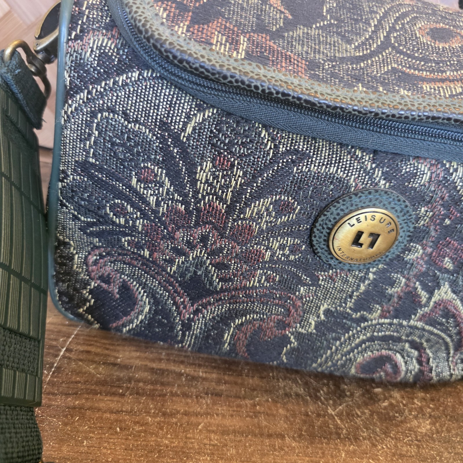 Leisure international Tapestry Travel Bag Vintage Pockets Carry On Zipper Close