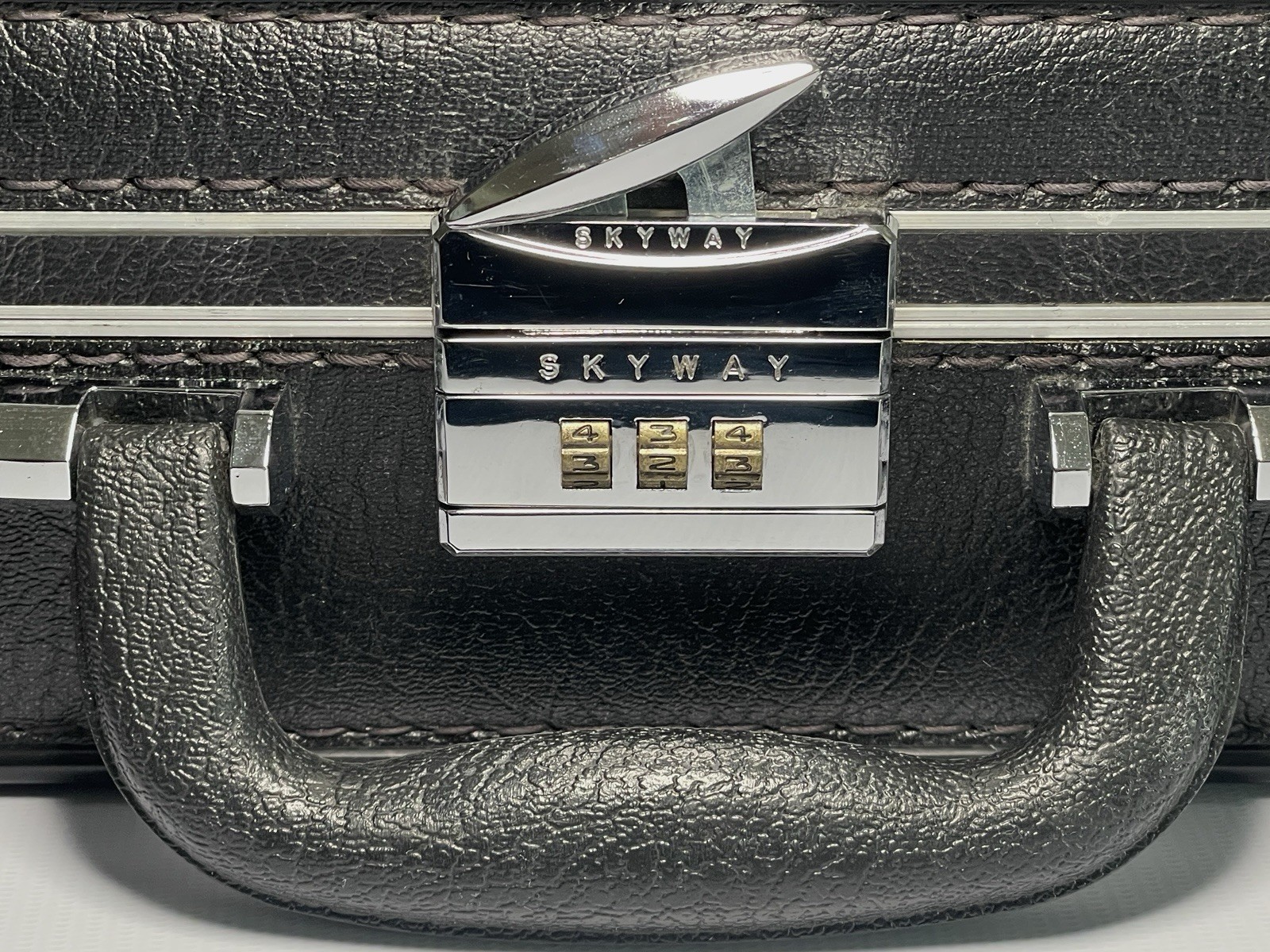 Skyway Vintage Carry-On Suitcase 21” Black Hard Case Combination Lock Retro