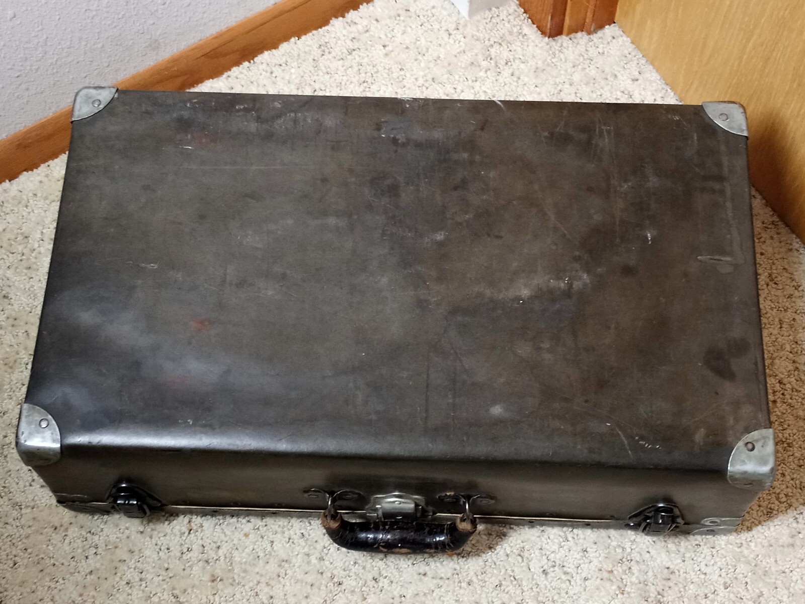 Vintage LUGGAGE SUITCASE EAGLE LOCK CO USA TERRYVILLE CONN METAL WOOD LEATHER