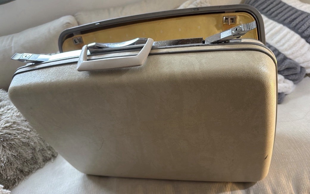 Samsonite Hard Shell Beige Suitcase 1970s Locking Extra Compartments Vintage