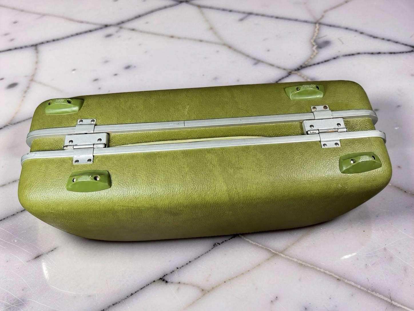 Royal Traveller Vintage Green Hard Shell Suitcase Train Case No Key 20″