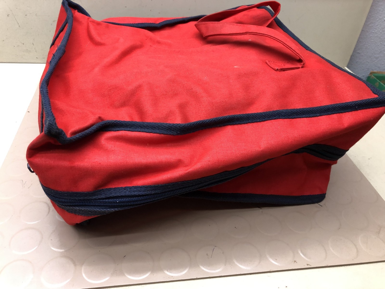 Vintage Lillian Vernon Red Duffel Storage Zipper Bag Tote W/ Interior Pockets