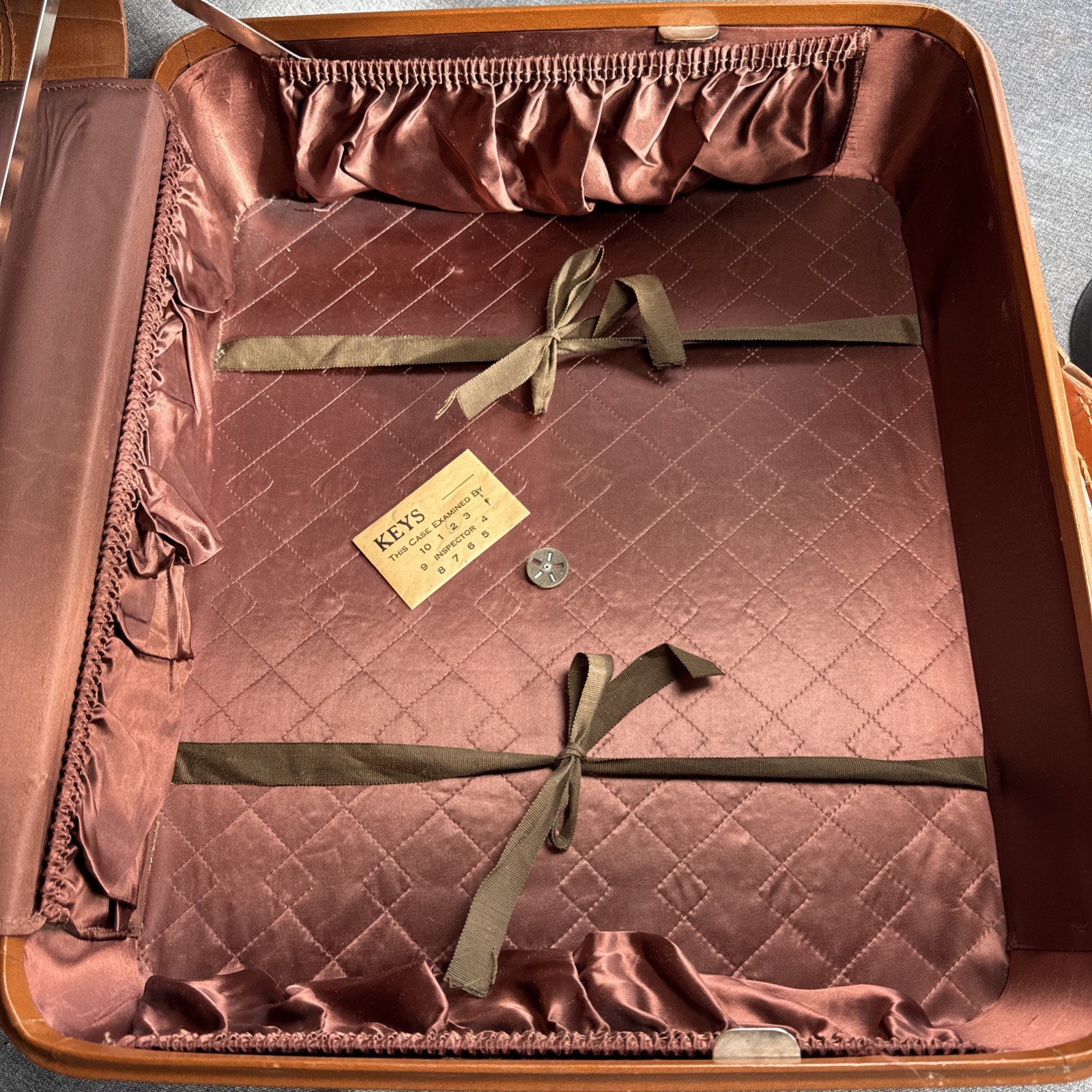 Vintage TRAVELJOY Suitcase Wardrobe Hangers Camel Brown 2 Keys 21x18x8.5” EXC!