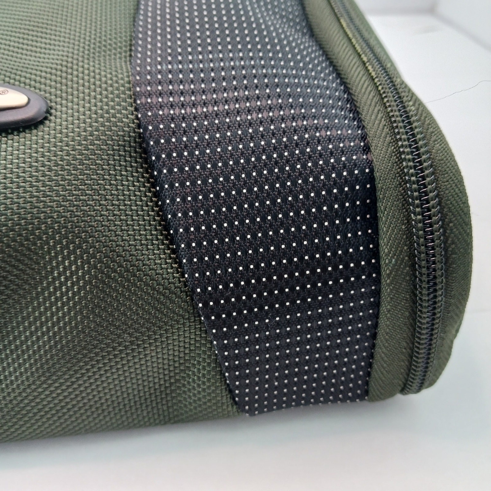 Travelon Troiletry Bag Green Zipper Closure Pockets Vinyl Travel Carry On NWOT