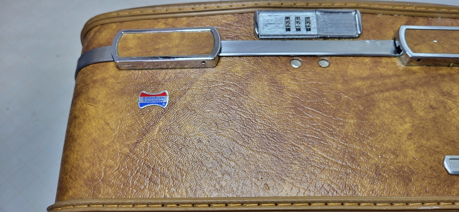 VINTAGE AMERICAN TOURISTER TRAIN CASE COSMETIC TRAY SUITCASE NO KEY, NO MIRROR.