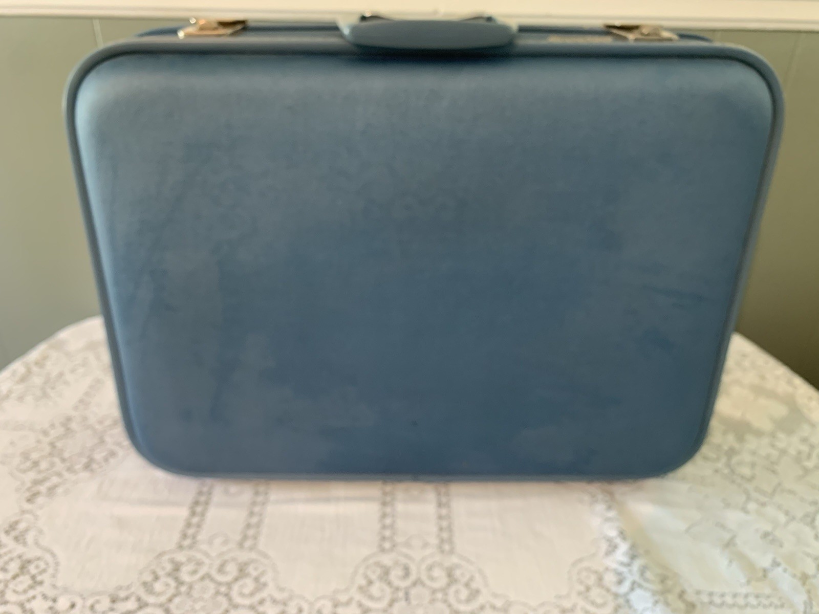 Vintage Hard Case Travel Suitcase Blue 21″ x 16″ Carry-On Luggage with Keys