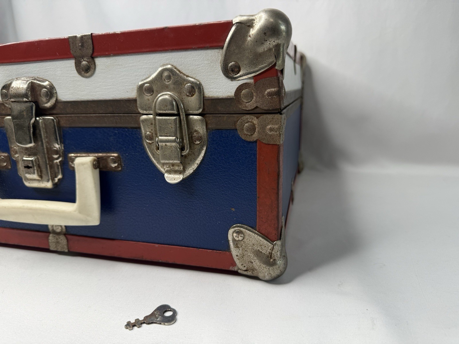 VINTAGE FOOTLOCKER STEAM TRUNK MILTARY HARD METAL LEATHER CASE PROP ORIGINAL KEY