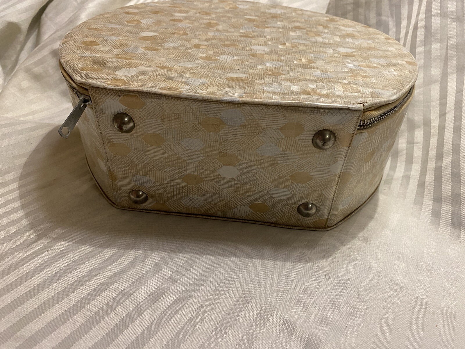 Vintage HAT BOX Travel Luggage Suitcase ROUND Pearl Tan Bag Train Case Carry On