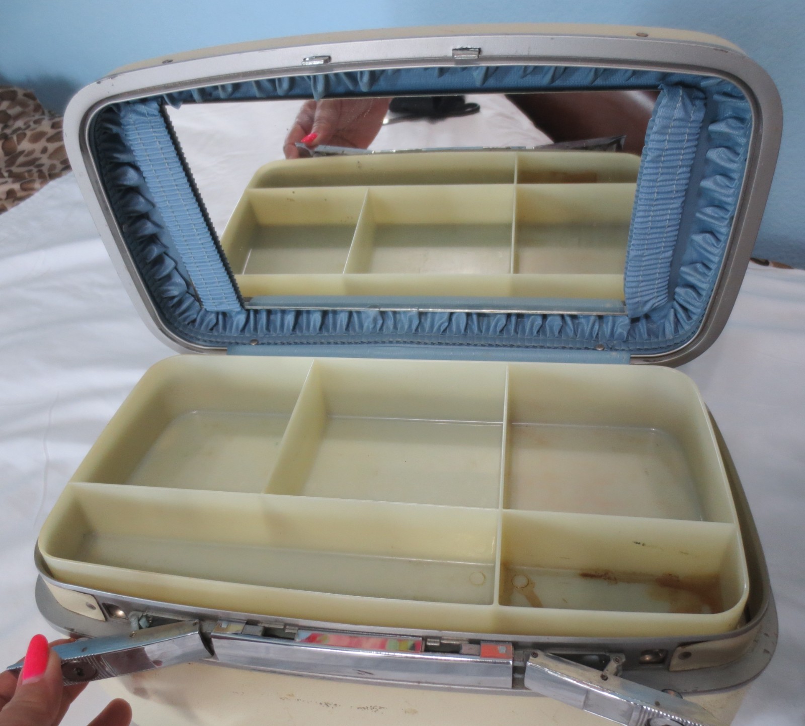 Vtg 1960s Cream Hawthorne Luggage Train Case W/ Tray Insert, Mirror, Key Vanity