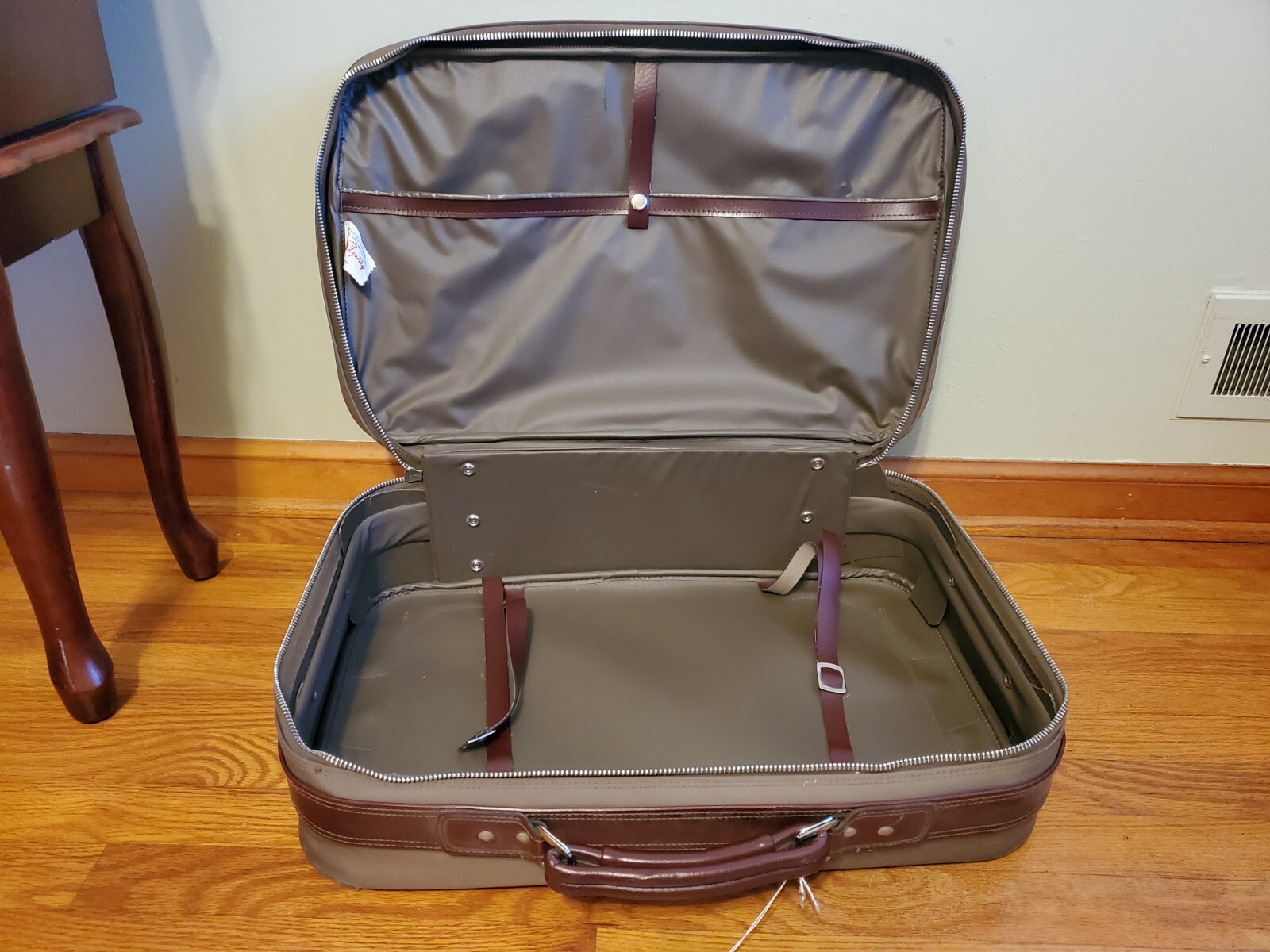 ***Vintage Skyway LIghtweight Carry-on Luggage Tan with Burgundy Trim