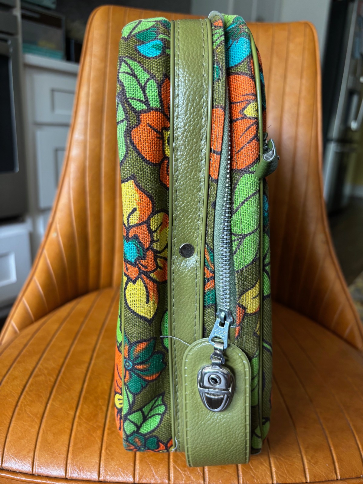 VINTAGE BANTAM TRAVELWARE SUITCASE WITH KEY FLORAL FLOWER POWER GREEN LUGGAGE
