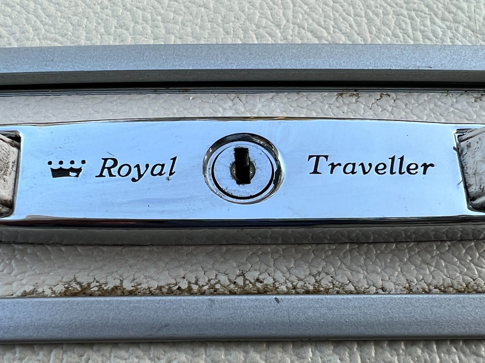 Vintage Royal Traveller Samsonite Companion Case 1960s White Hard Shell w/ Keys