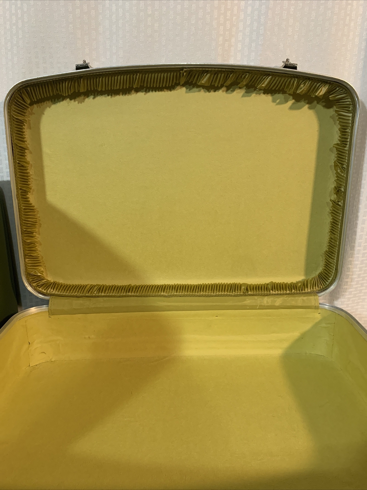 Vintage 2 Piece Train Case Avocado Green Suitcases 20.5” X 14” & 23.5” X 16”