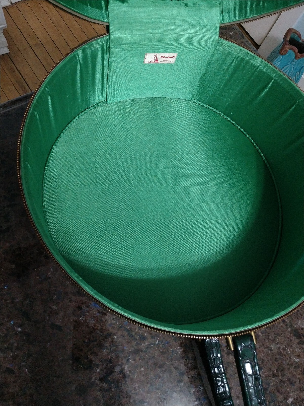 Vintage Green Tailored Light Luggage Round Hat Box Style Suitcase Zip USA
