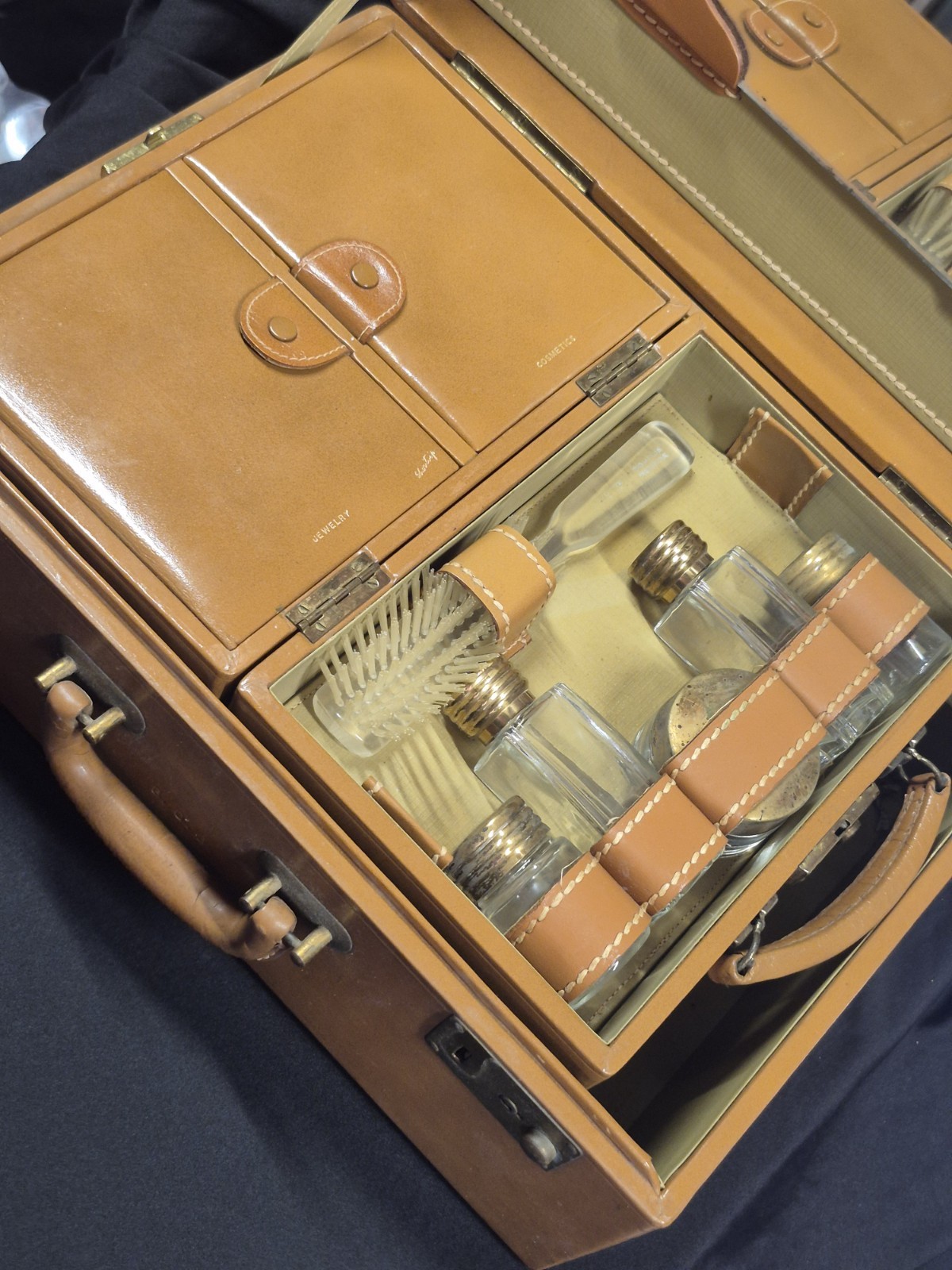 Vintage Short Trip Genuine Leather Train Vanity Cosmetic Travel Case Key Bottles