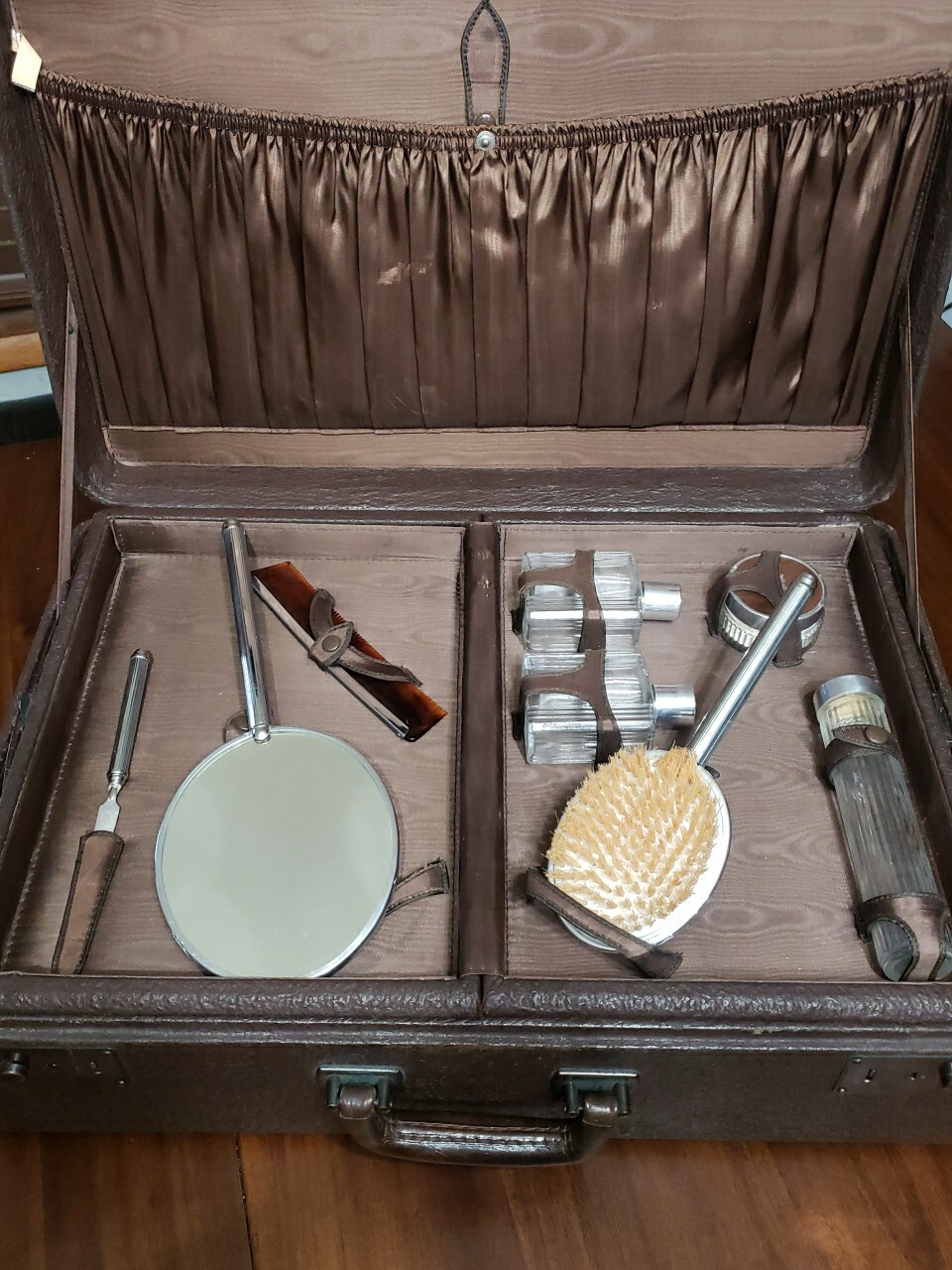 Antique 1939 Leather Suitcase With Vanity Case And Accessories