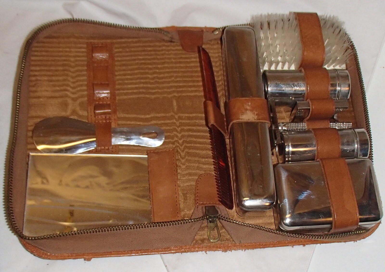 Vintage Leather Zipped Bathroom/Toiletries Travel Case w/Chrome Accessories