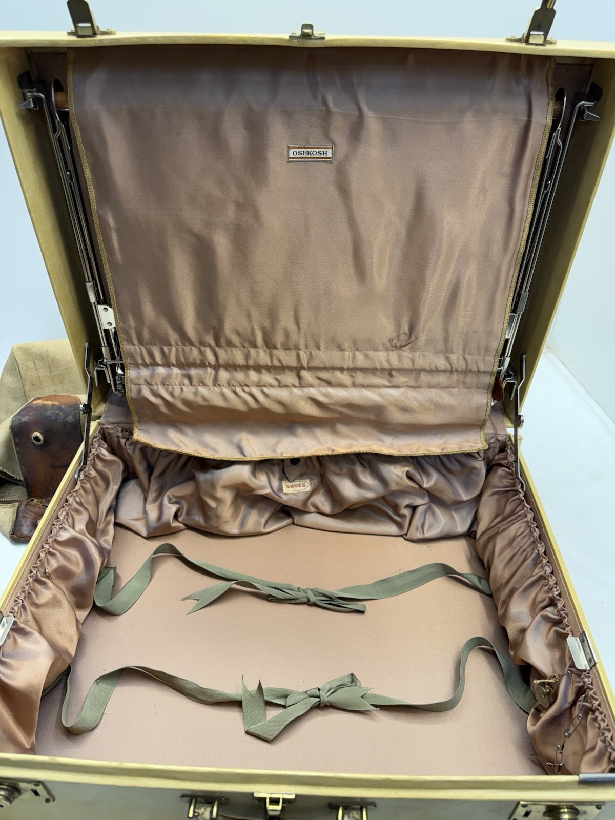 Rare Oshkosh Suitcase With Wooden Hangers, Key & Suitcase Cover 23”x18”X8”