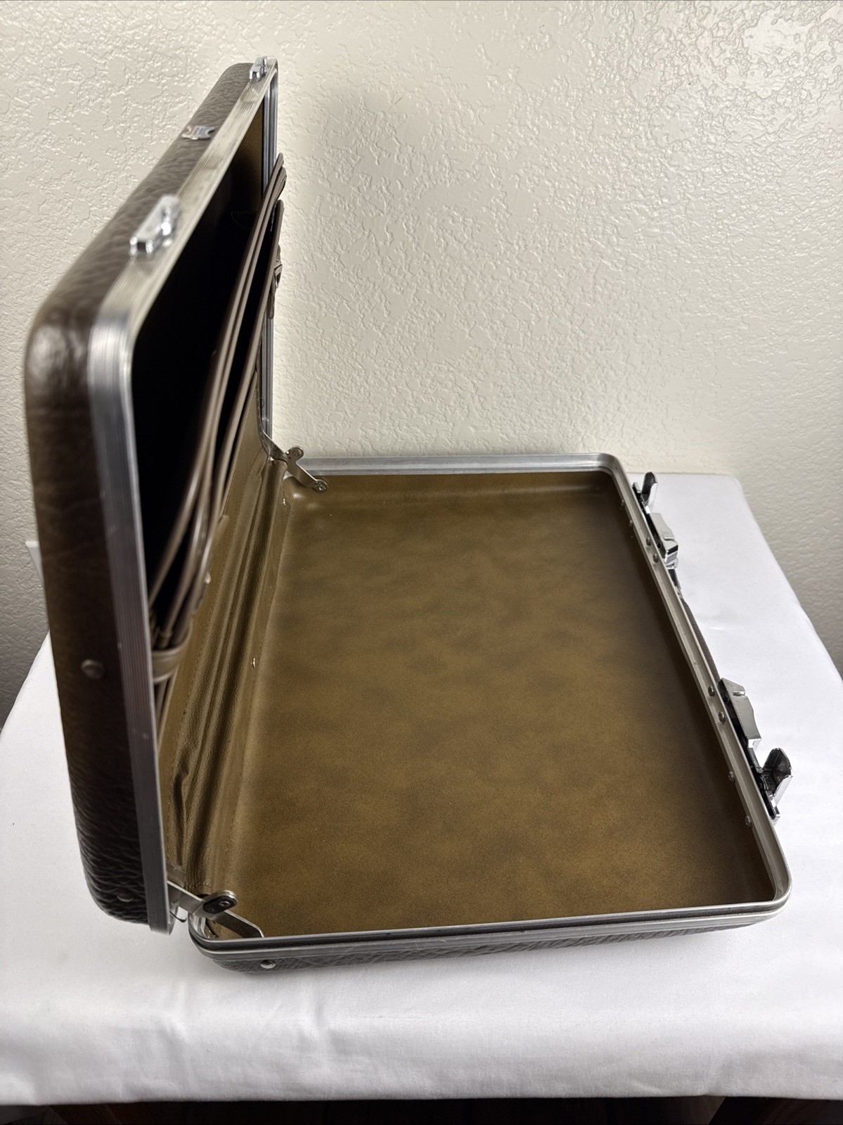 American Tourister Hard Shell Briefcase Case Brown USA Unlocked No Key