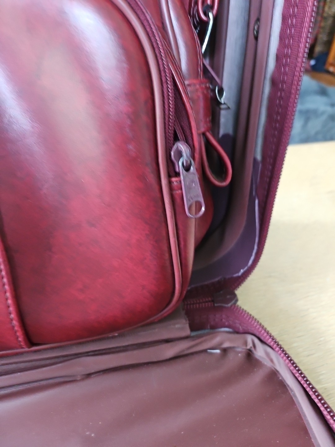 American Tourister 1975 Set Of 2 Burgandy 15″h x 20″ Long, 12″h X 17″ Long