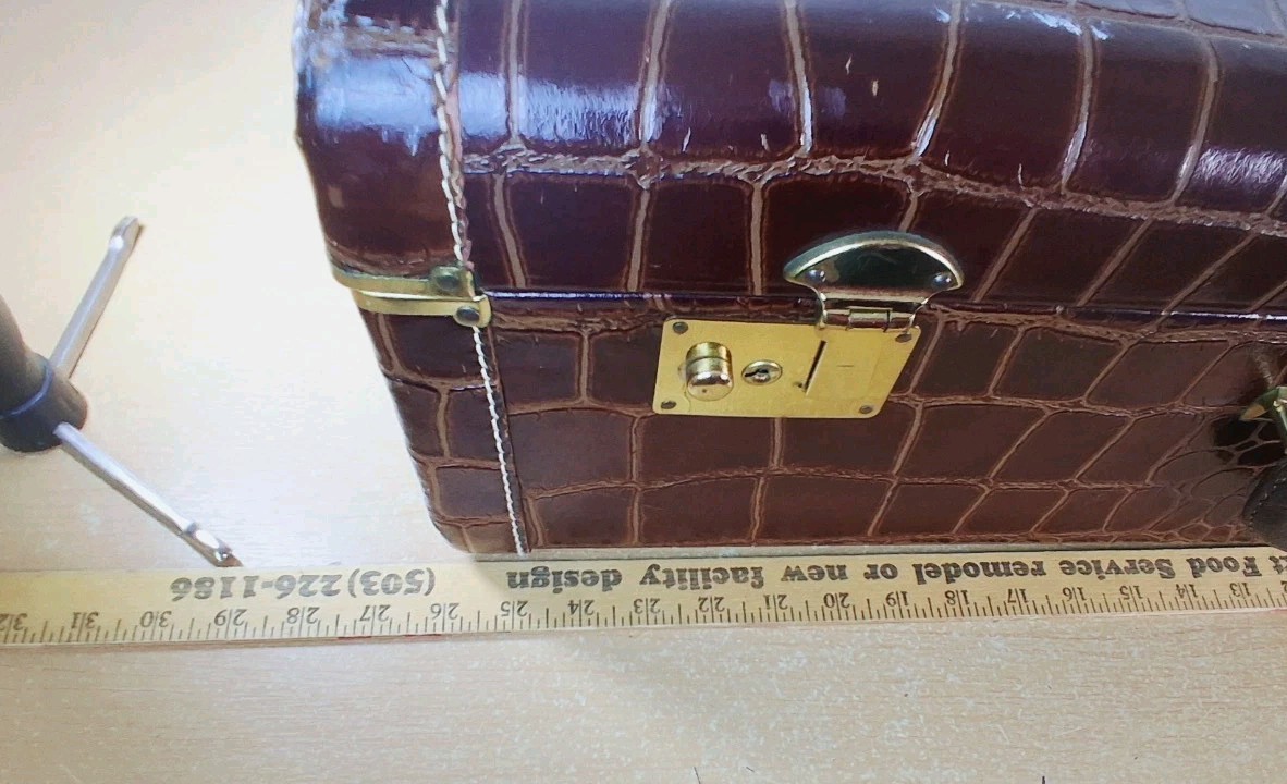 Vintage Embossed Leather Faux Crocodile Alligator Suitcase 25.5″x 15.5″x8.5″